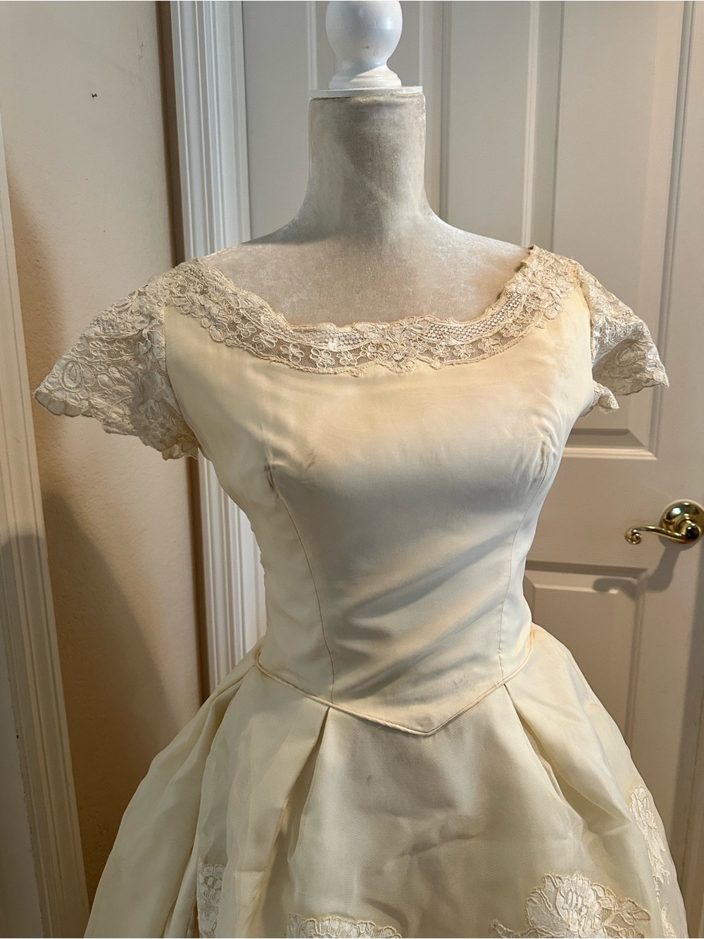 1950’s Ivory Lace-Accent Vintage Wedding Gown - Picture 2 of 11